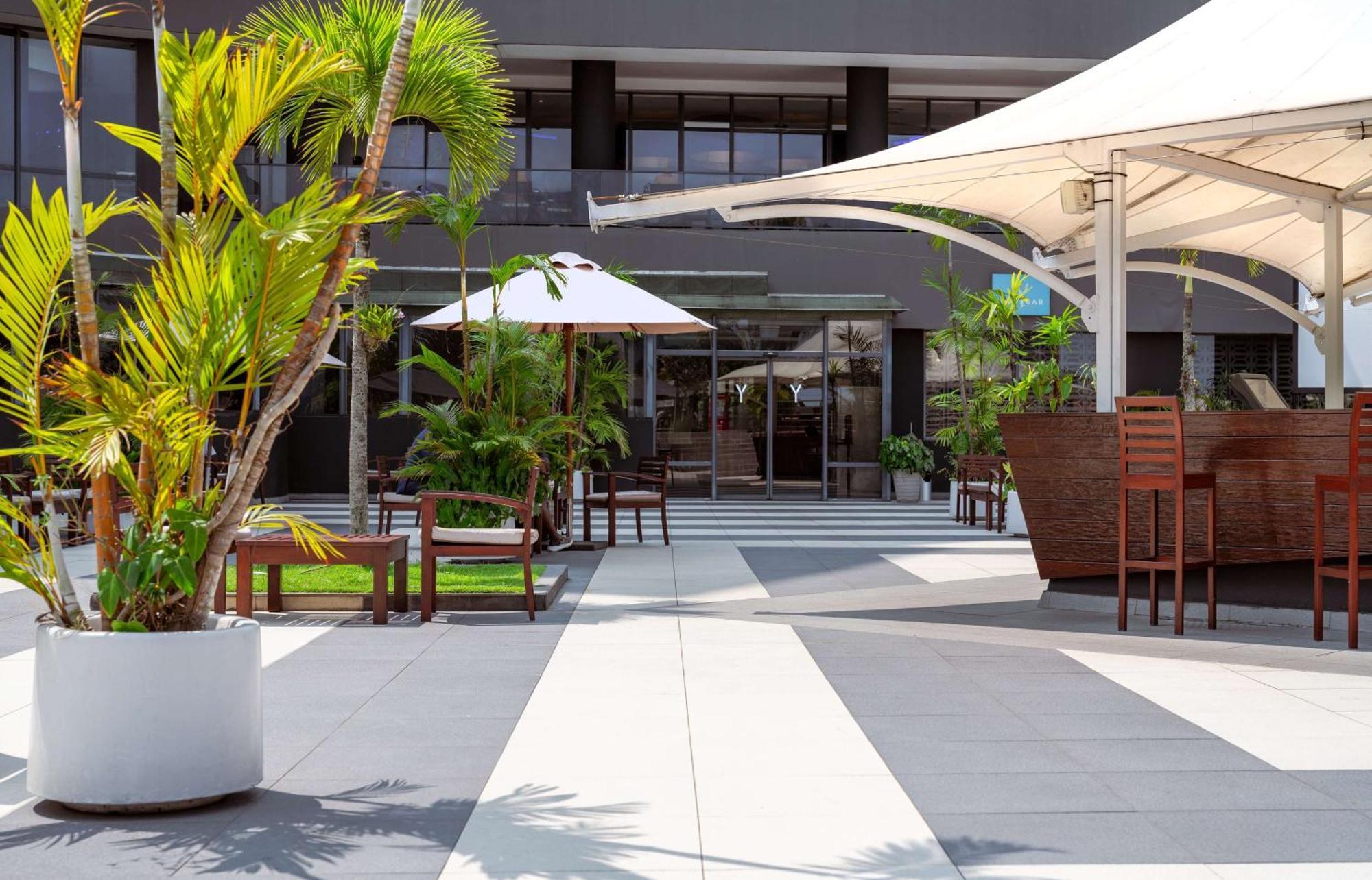 Radisson Blu Okoume Palace Hotel, Либревиль Экстерьер фото