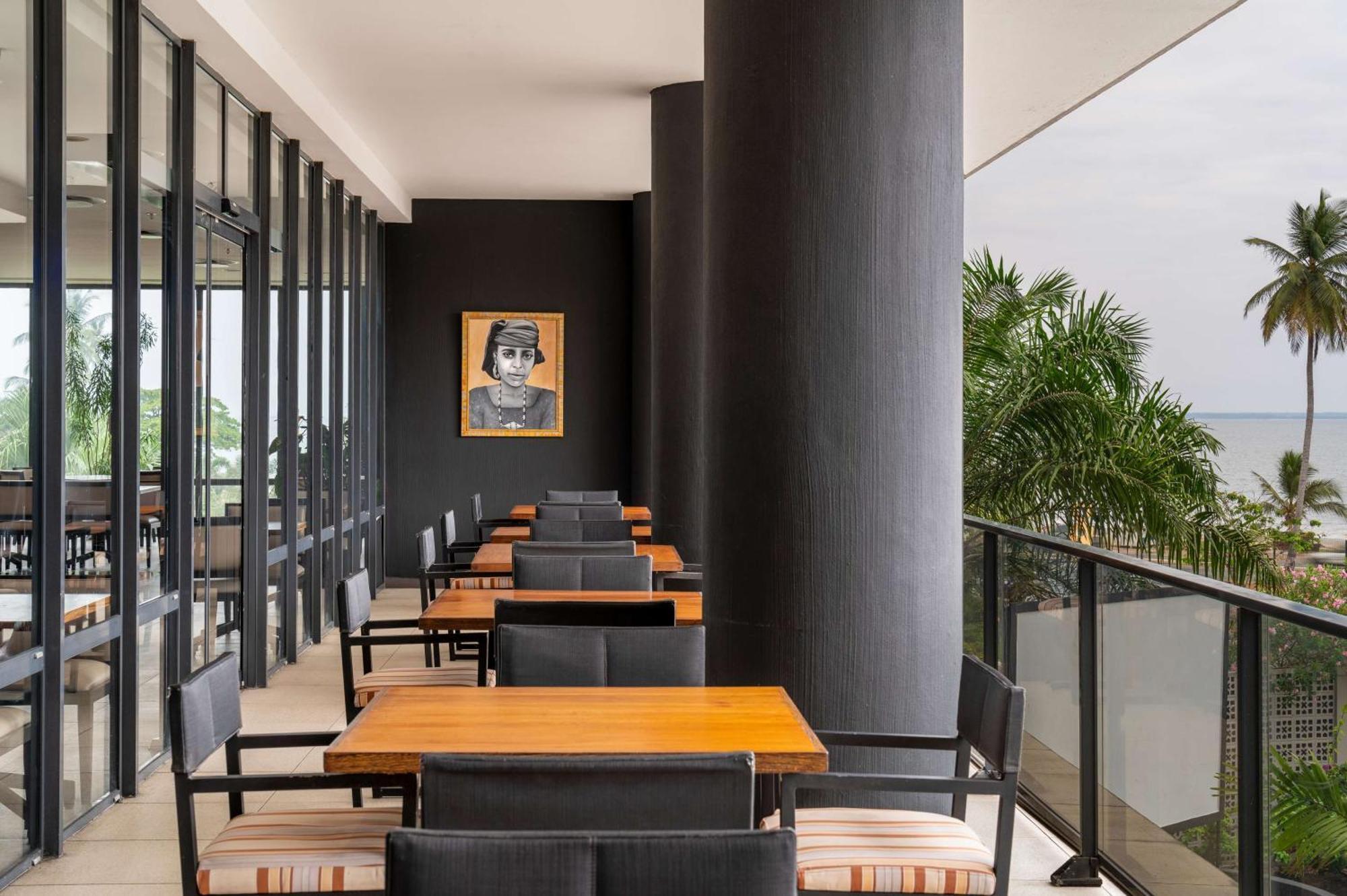 Radisson Blu Okoume Palace Hotel, Либревиль Экстерьер фото